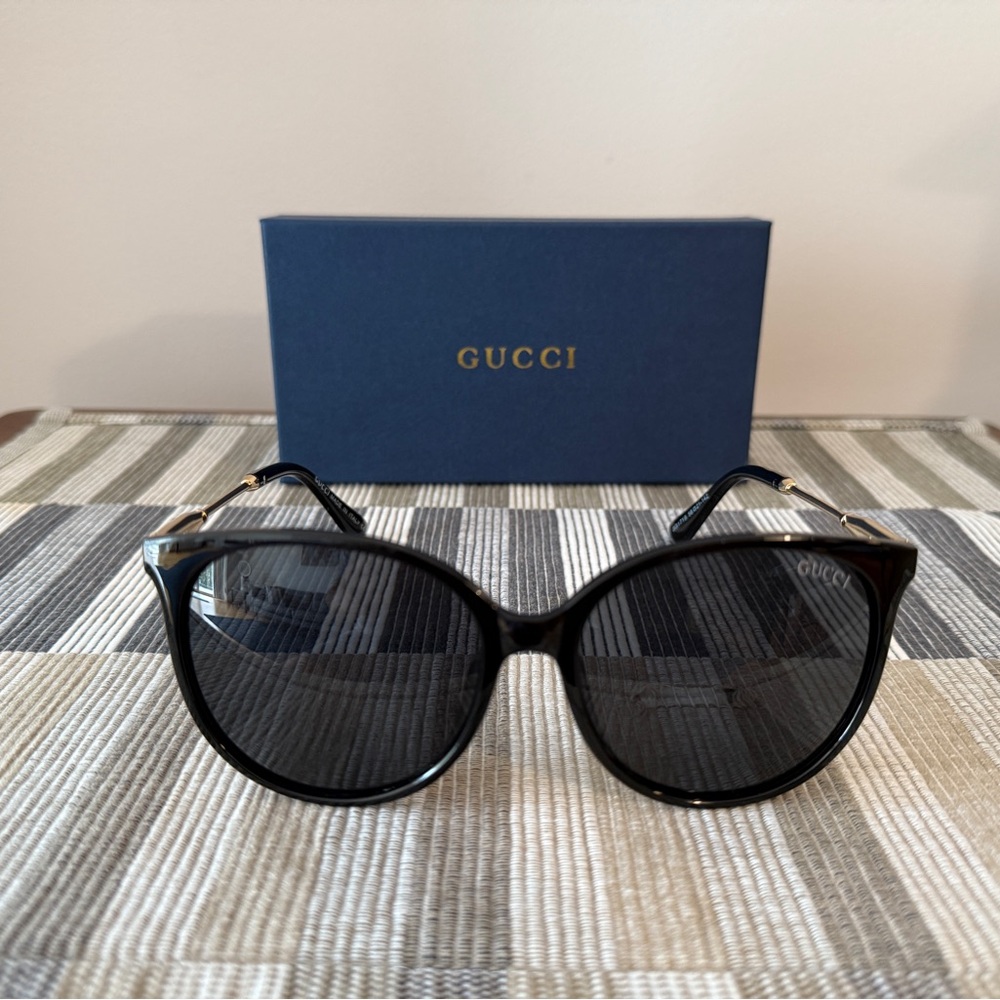 Gucci Black Round Sunglasses